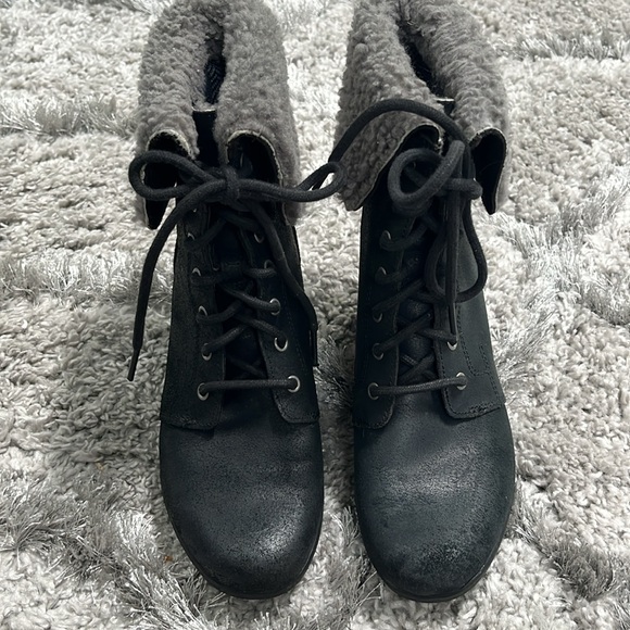 Ugh Zea black sherpa wedge boot size 7 - Picture 6 of 9